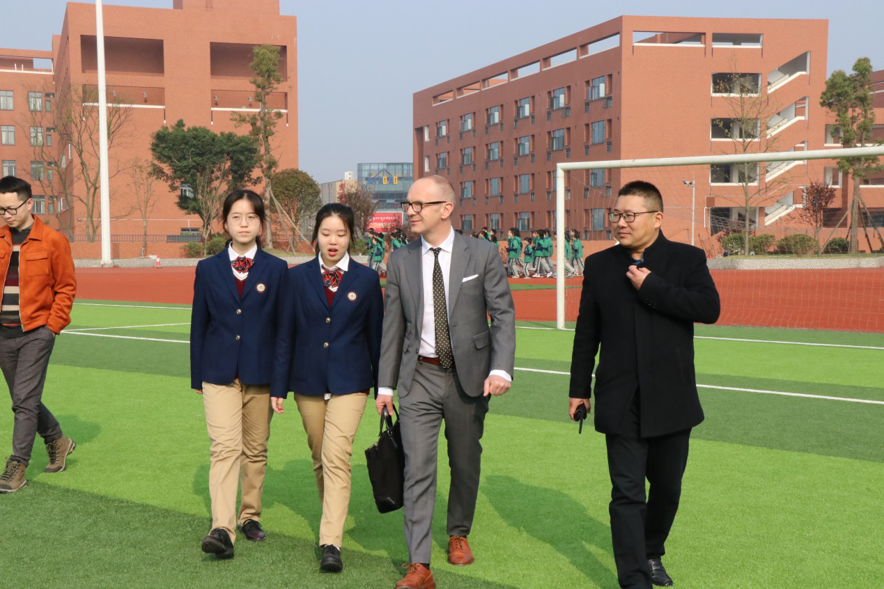 自貢市外國(guó)語學(xué)校--教育資源多元化，大師解惑談創(chuàng)新