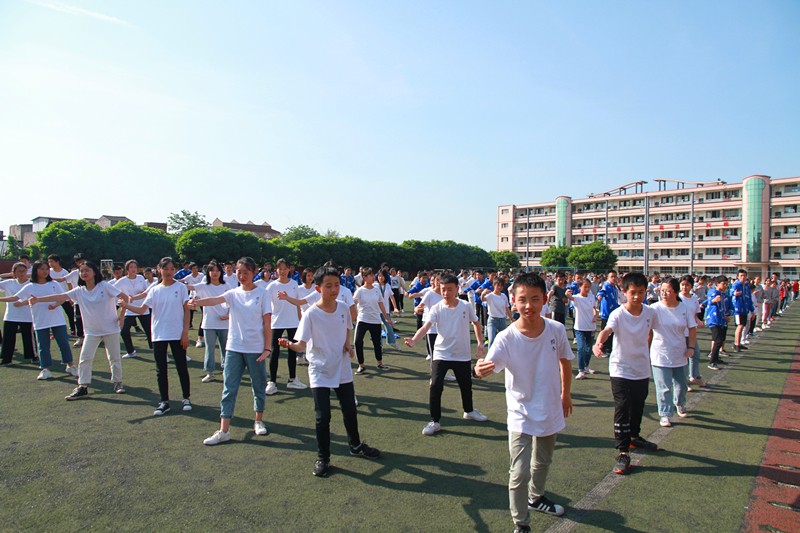 壯觀！三千多學(xué)生在江安中學(xué)運(yùn)動場比賽打太極