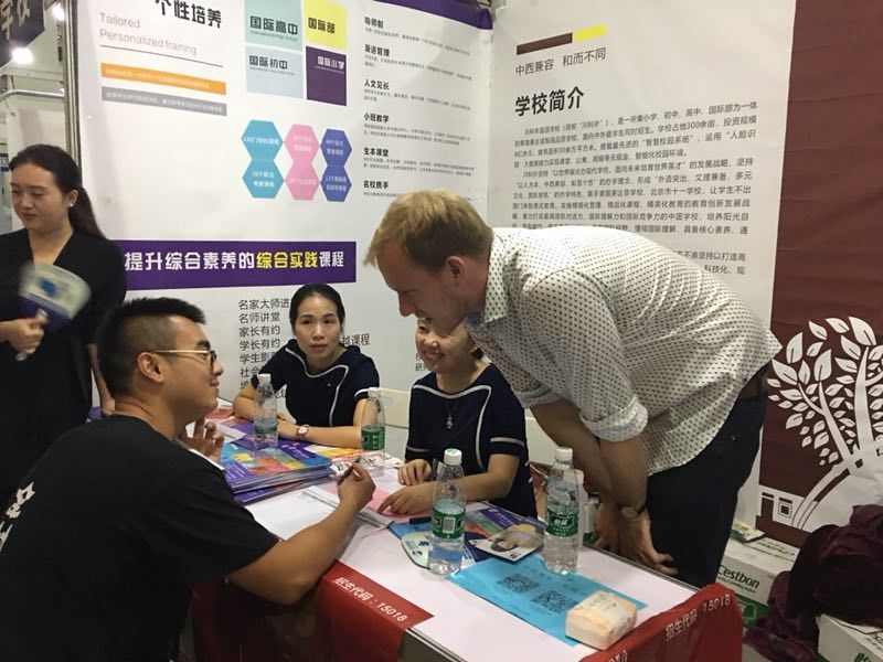 川科外國語學(xué)校，火熱報名咨詢中