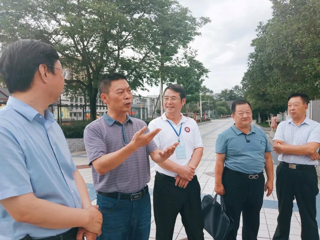 雅安市人大常委會(huì)黨組成員、副主任李勇一行蒞臨視察
