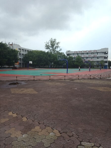地處內(nèi)江市東興區(qū)郭北鎮(zhèn)。學校依山傍水，位于清流河畔，獅子山腳下。五十多年來，以其優(yōu)良的校風、教風、學風、社會形象和獨特的辦學風格，被評為“內(nèi)江市示范性高中”、“內(nèi)江市校風示范?！薄ⅰ皟?nèi)江市最佳文明單位”、“內(nèi)江市辦學水平督導評估優(yōu)秀學?！?、“內(nèi)江市體育傳統(tǒng)項目學?！?、“內(nèi)江市德育工作先進學?！?、“內(nèi)江市和諧校園”。