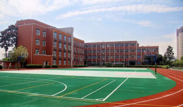 四川師范大學(xué)附屬中學(xué)外國語學(xué)校地理位置在哪里？
