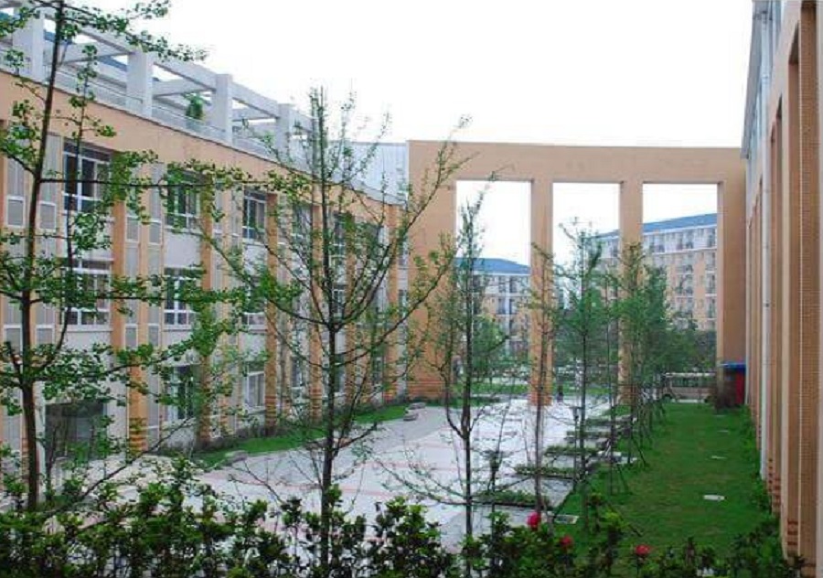 八一聚源高級中學校園環(huán)境怎么樣？