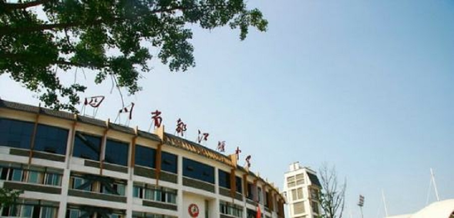 都江堰中學(xué)校園環(huán)境怎么樣？