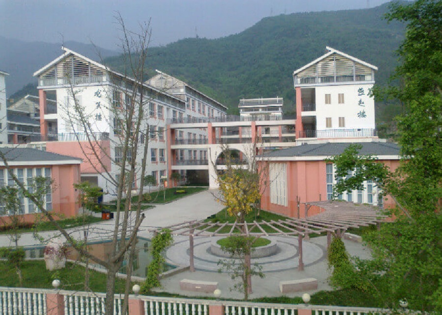 平武中學(xué)學(xué)費是多少？