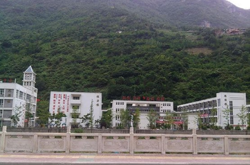 寶興縣海南高級(jí)中學(xué)學(xué)校環(huán)境好嘛？