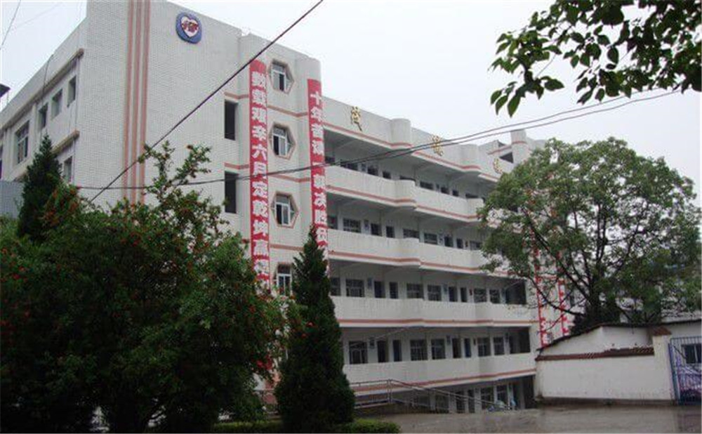 平昌中學(xué)學(xué)校詳細(xì)地址在什么地方？