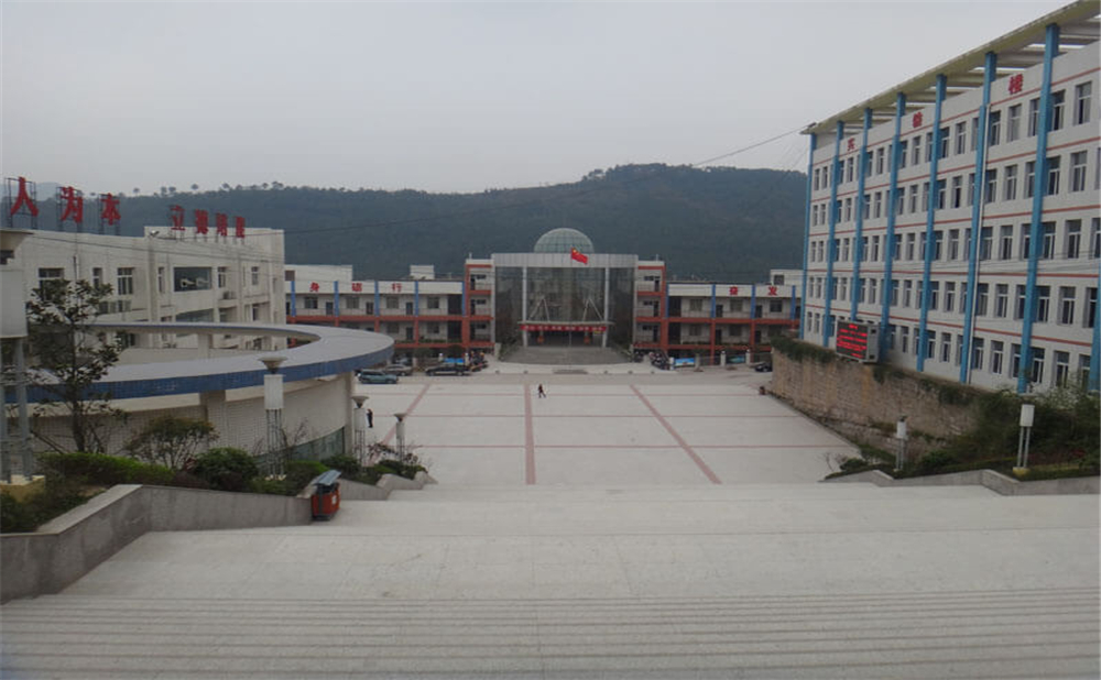 通江縣第二中學(xué)學(xué)校詳細(xì)地址在什么地方？