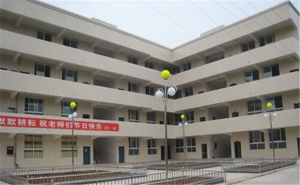 奇章中學(xué)學(xué)校環(huán)境如何？