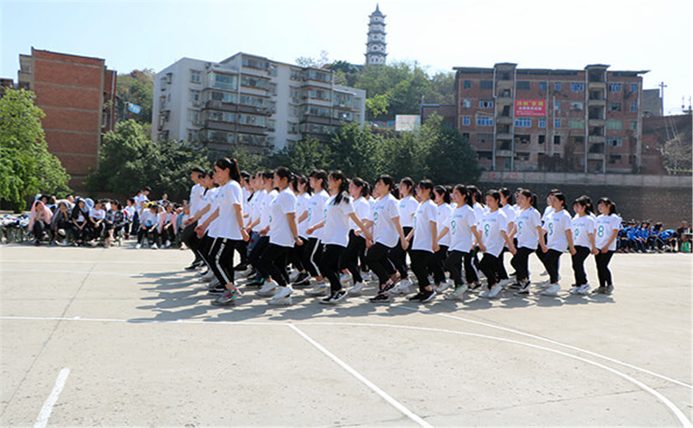 威遠(yuǎn)縣自強(qiáng)中學(xué)學(xué)校詳細(xì)地址在什么地方？