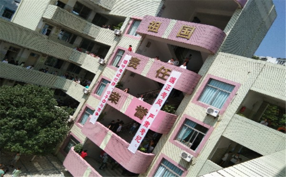 內(nèi)江市翔龍中學(xué)2020年學(xué)校學(xué)費(fèi)多少錢一年？