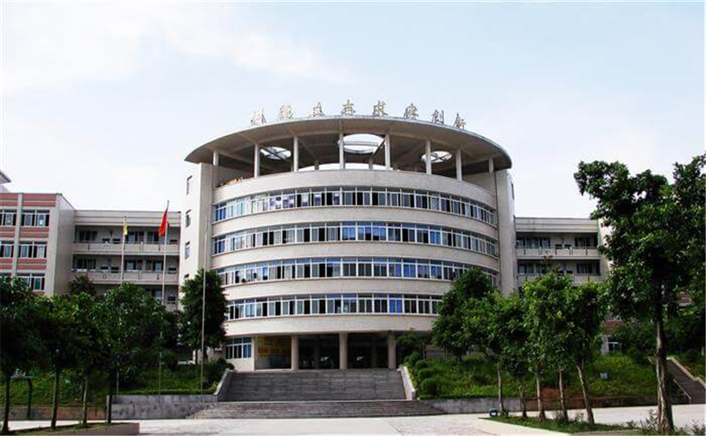 高坪中學(xué)學(xué)校環(huán)境怎么樣？
