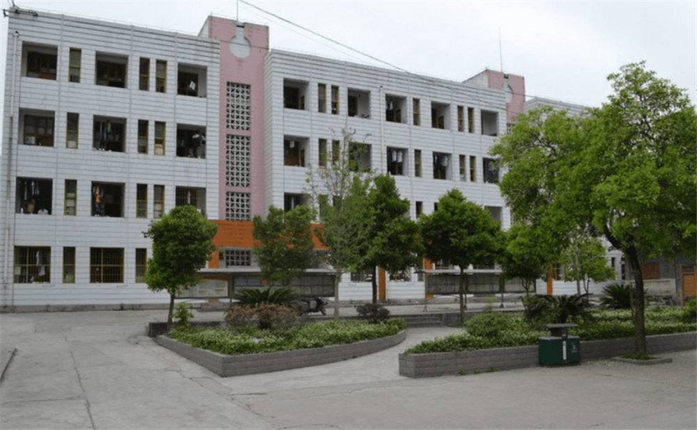 閬中市柏埡中學(xué)2020年學(xué)校學(xué)費多少錢一年？
