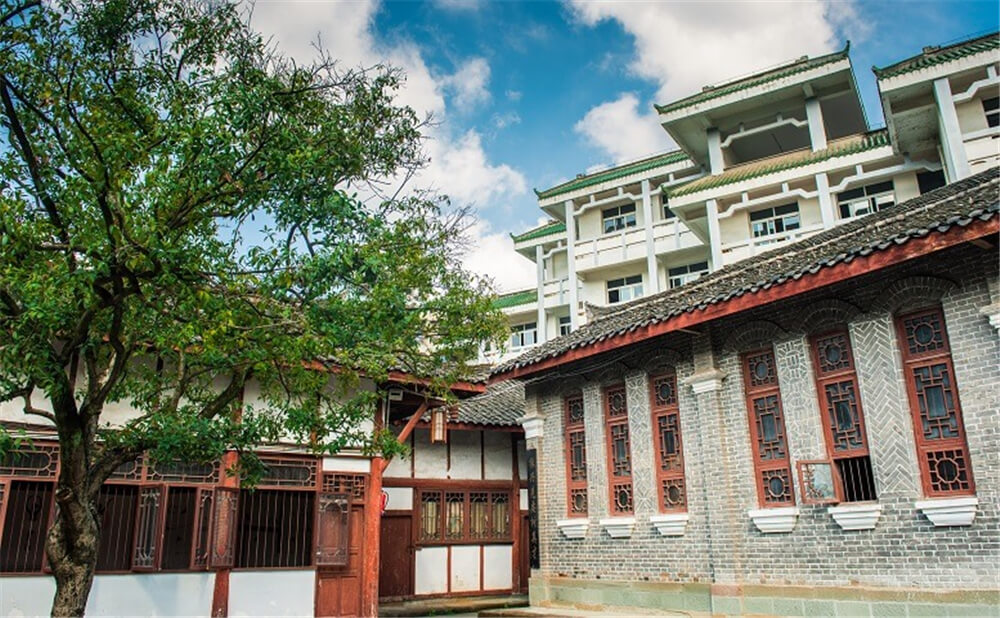 閬中東風中學學校環(huán)境怎么樣？