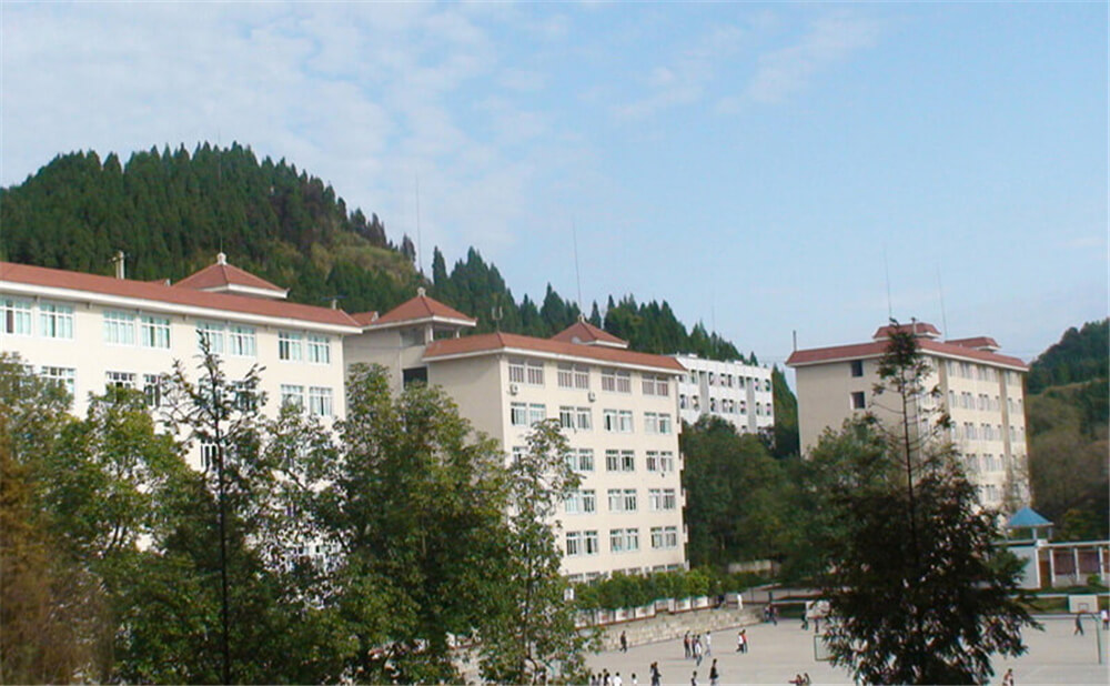 建興中學(xué)學(xué)校環(huán)境怎么樣？