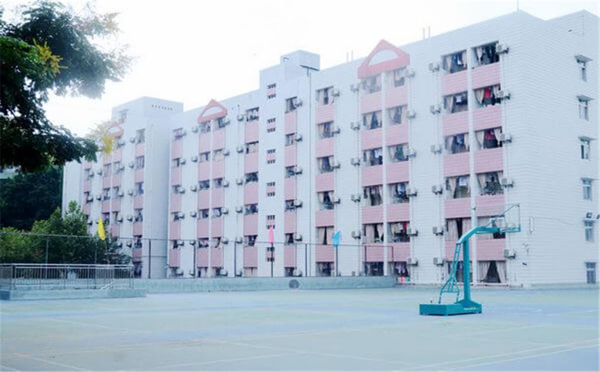 西南交通大學附屬中學每年的學費多少錢？