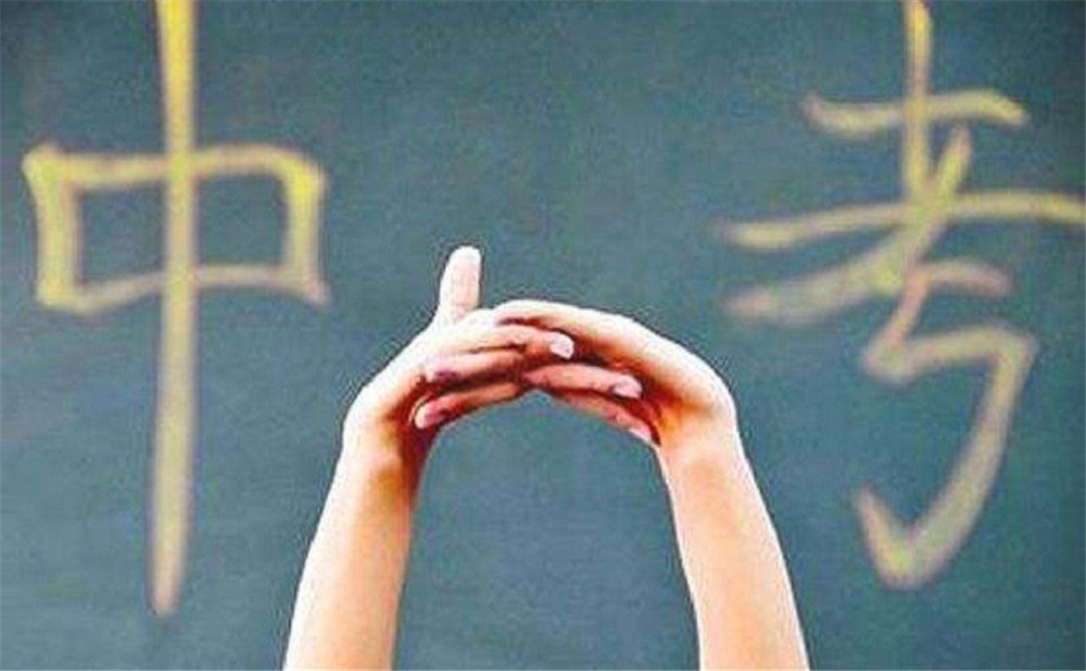 新格林藝術(shù)高級中學(xué)校每年的學(xué)費(fèi)是多少？