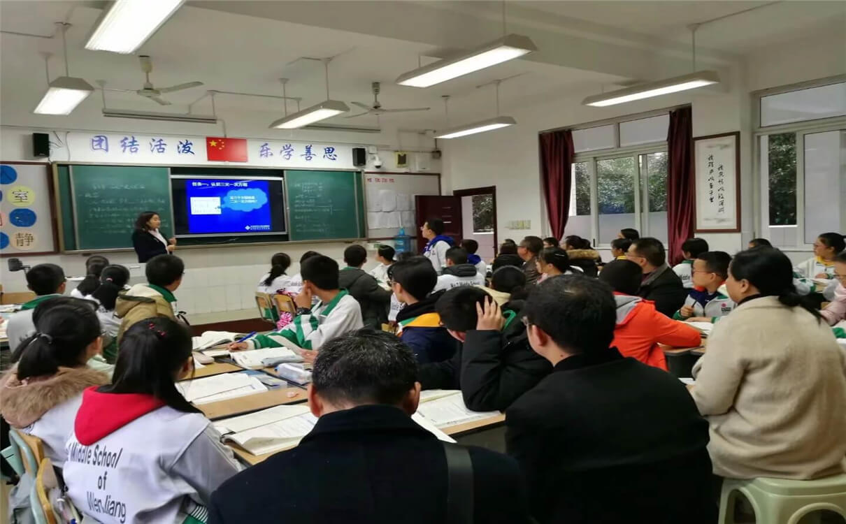 溫江二中每年的學費是多少錢？