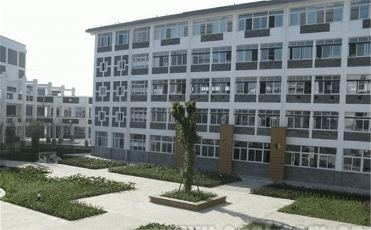 都江堰中學(xué)每年的學(xué)費是多少錢？