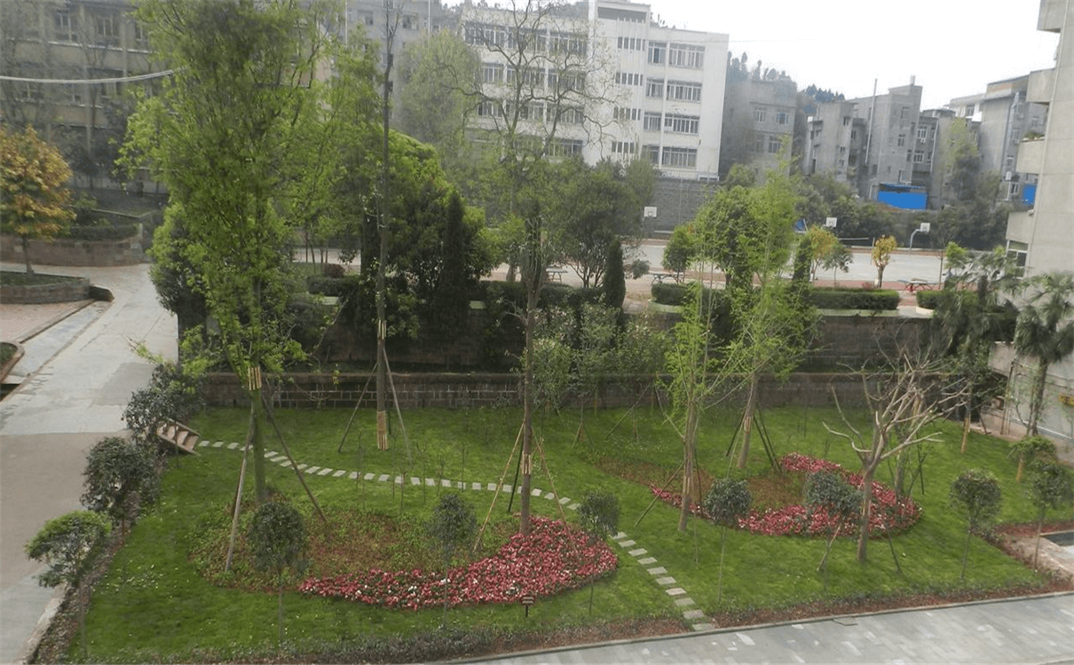 竹篙中學(xué)每年的學(xué)費是多少錢？