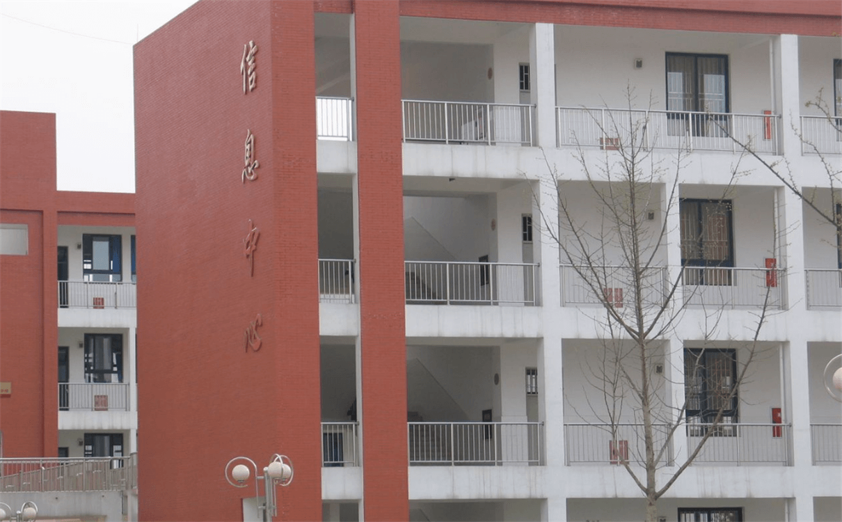 金堂中學(xué)每年的學(xué)費(fèi)是多少錢(qián)？