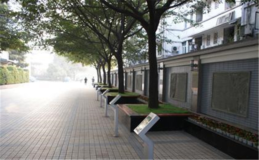 成都市田家炳中學外招生一年的學費是多少？