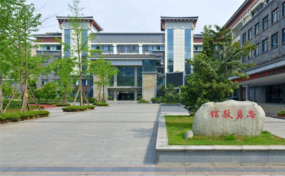 成都市西北中學外招生一年的學費是多少錢？