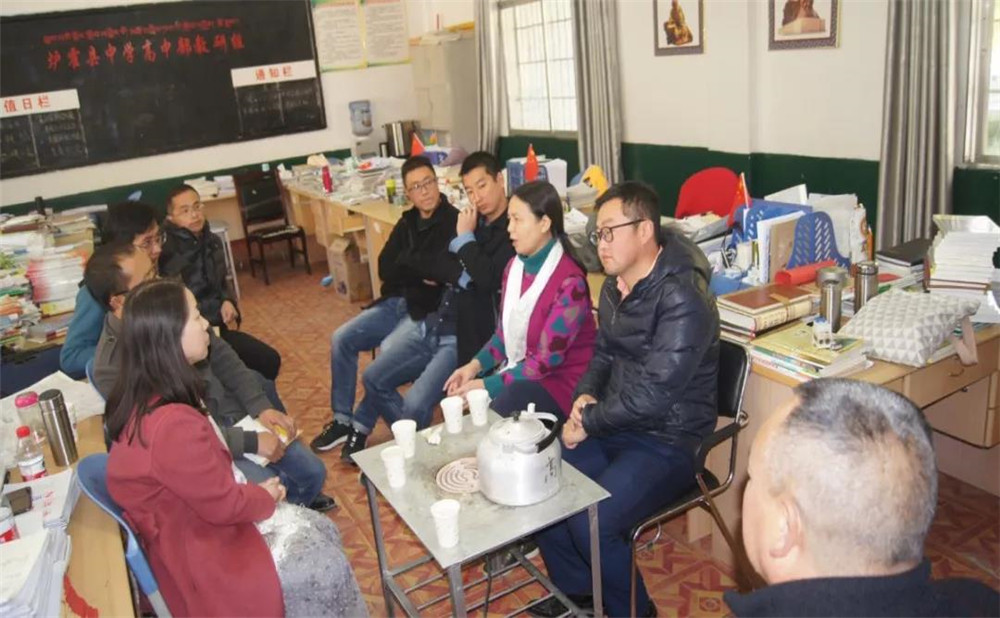 四川師范大學(xué)附屬中學(xué)外招生一年的學(xué)費(fèi)是多少？