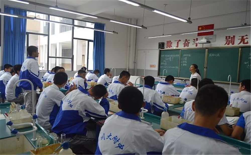 四川大學附屬中學外招生一年的學費是多少錢？