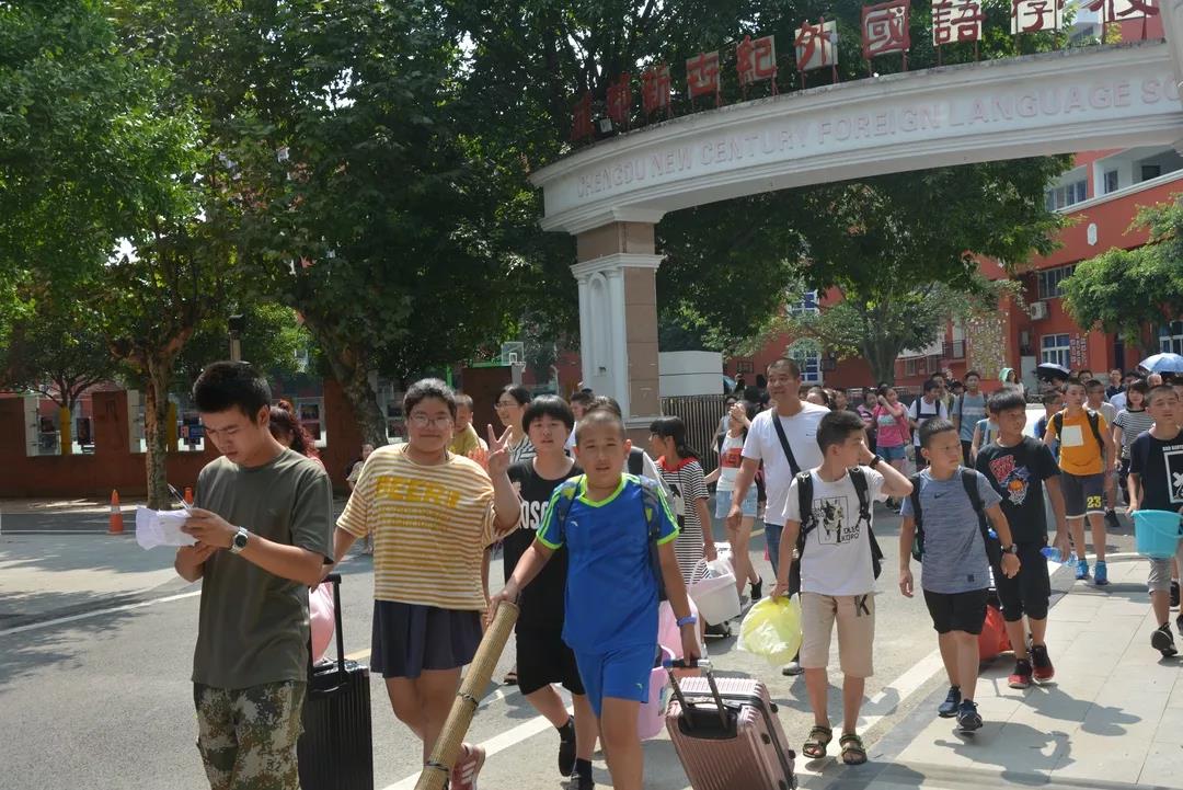 成都新世紀外國語學校一年的學費是多少？