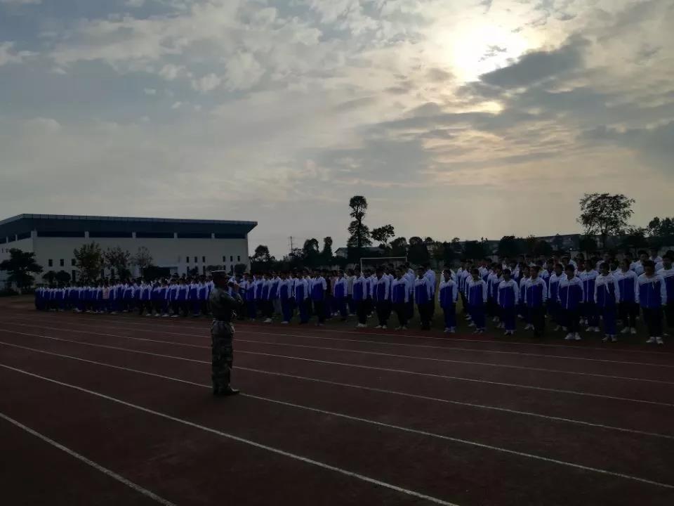 敖平中學(xué)去年的錄取分數(shù)線是多少？