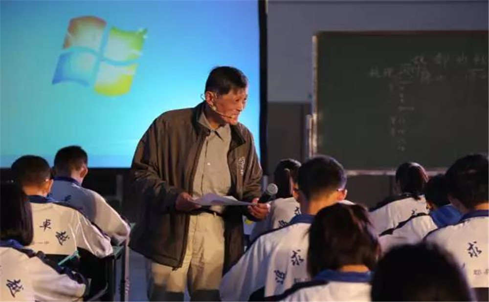 郫縣一中外招生一年的學(xué)費(fèi)是多少？