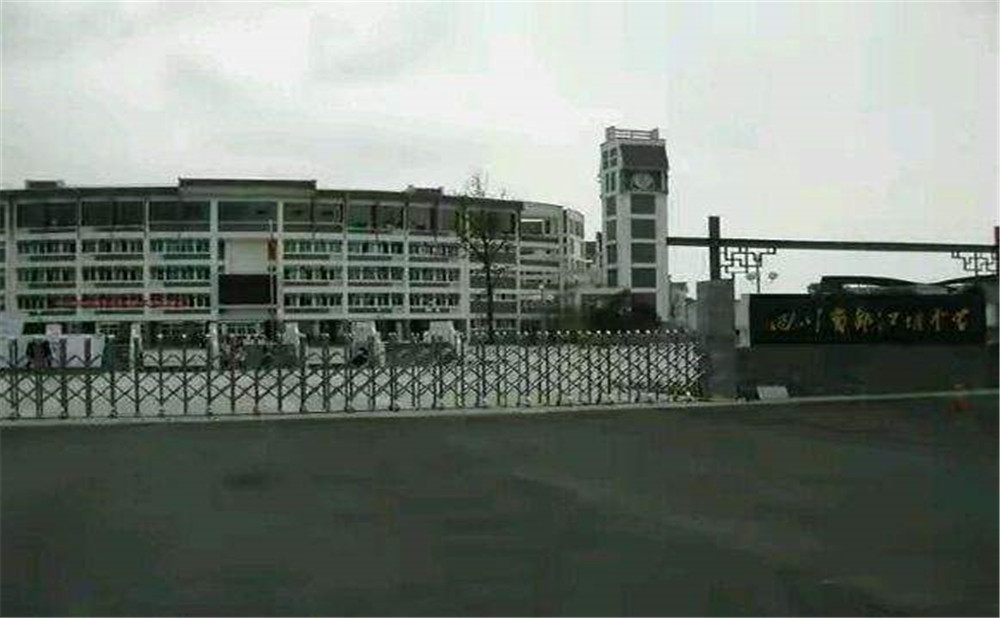 都江堰中學招生一年的學費是多少？