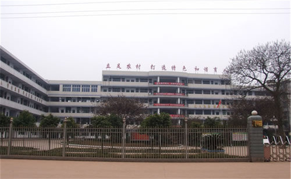 三岔中學(xué)招生一年的學(xué)費(fèi)是多少？