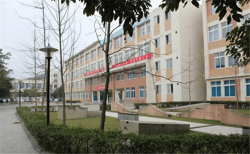 成都列五中學的高中住宿怎么樣？
