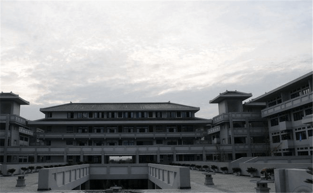 成都石室中學(xué)北湖校區(qū)的學(xué)費(fèi)是多少錢？