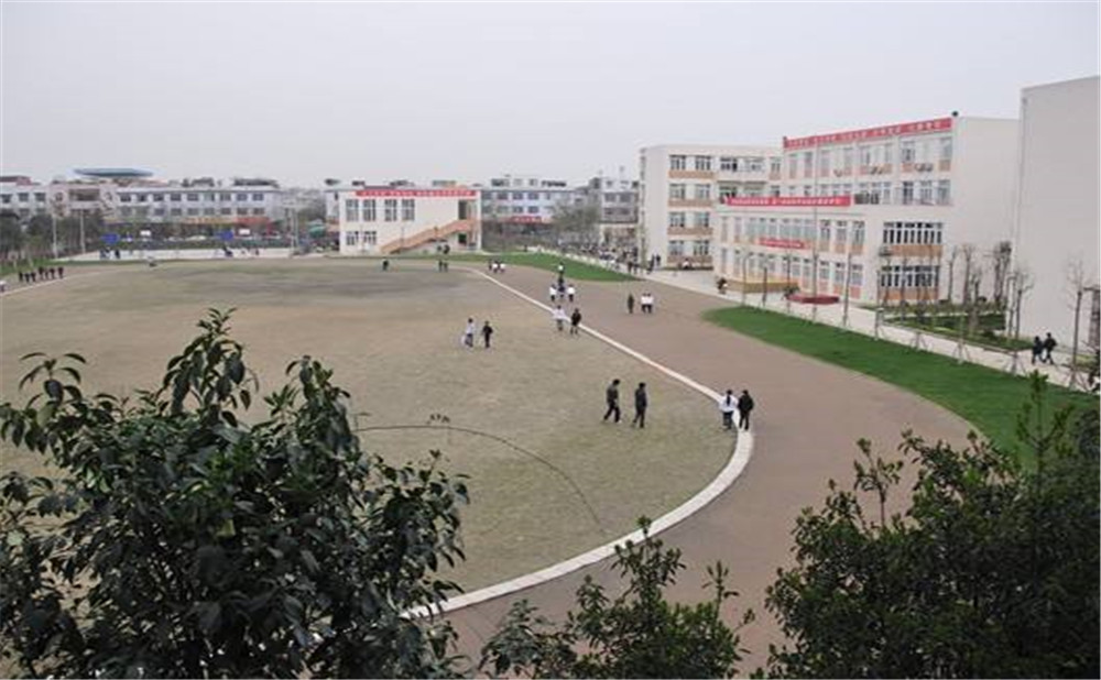 蜀城中學(xué)的學(xué)費是多少？