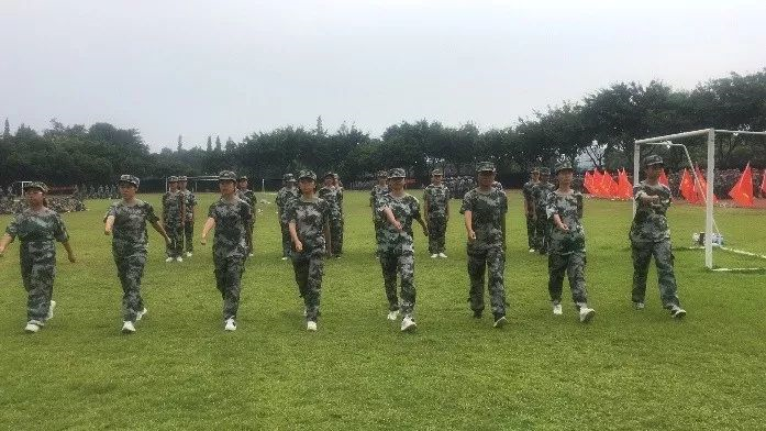 華潤(rùn)高級(jí)中學(xué)的學(xué)費(fèi)是多少？