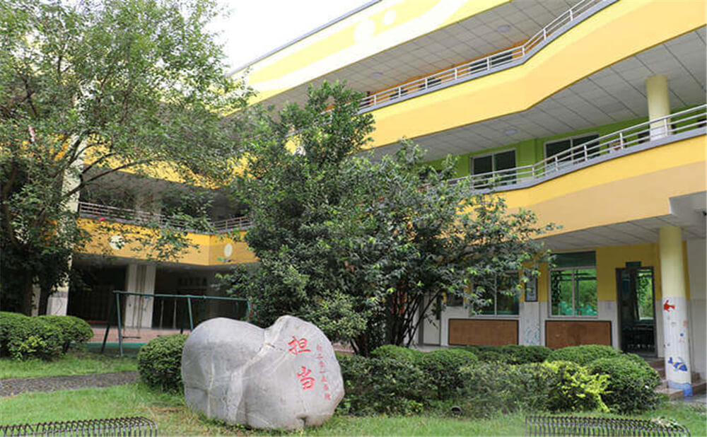 北大附中成都為明學(xué)校高中一年的學(xué)費(fèi)多少錢？