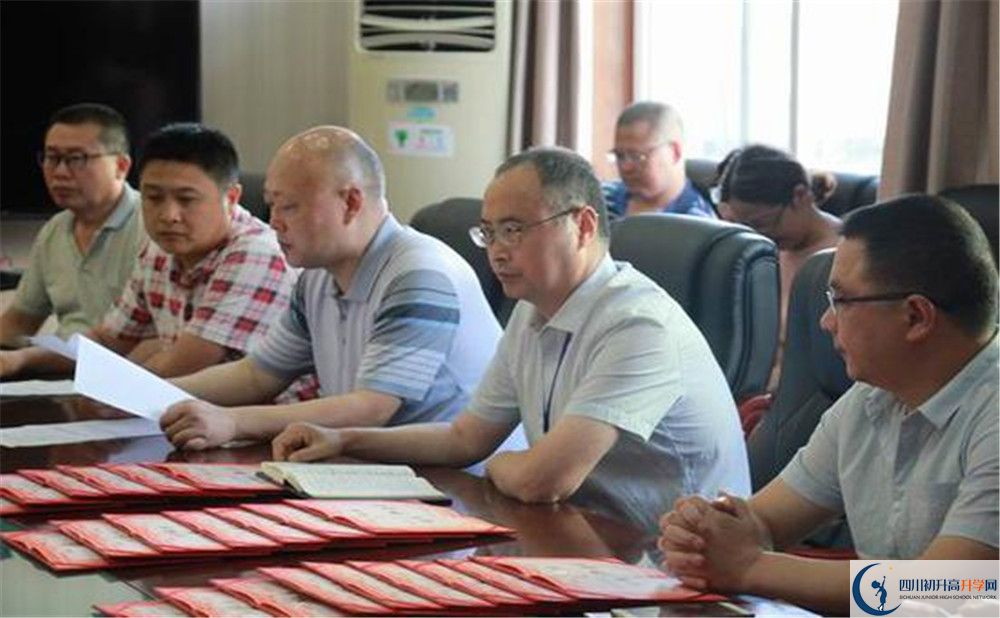 大邑縣實(shí)驗(yàn)中學(xué)高中一年的學(xué)費(fèi)是多少？