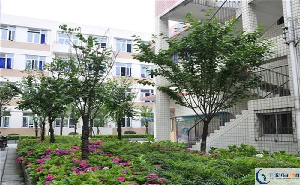 蜀城中學(xué)高中一年的學(xué)費多少錢？