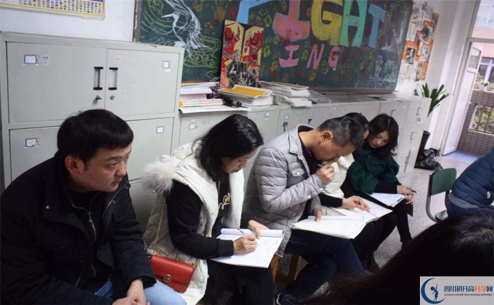 成都市鹽道街中學(xué)的學(xué)費(fèi)收費(fèi)標(biāo)準(zhǔn)是多少？