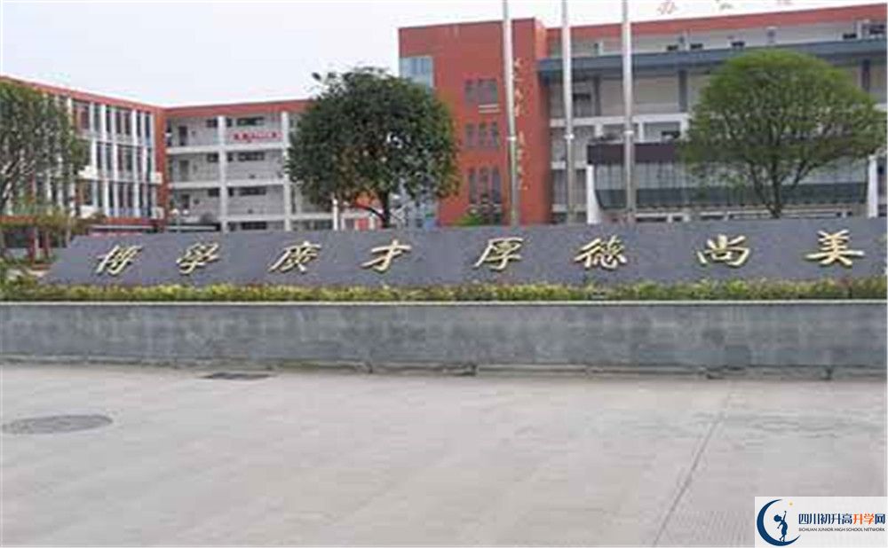 金堂中學(xué)的學(xué)費大概是多少？