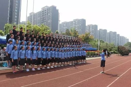 成都三十七中一年的學(xué)費(fèi)是多少？