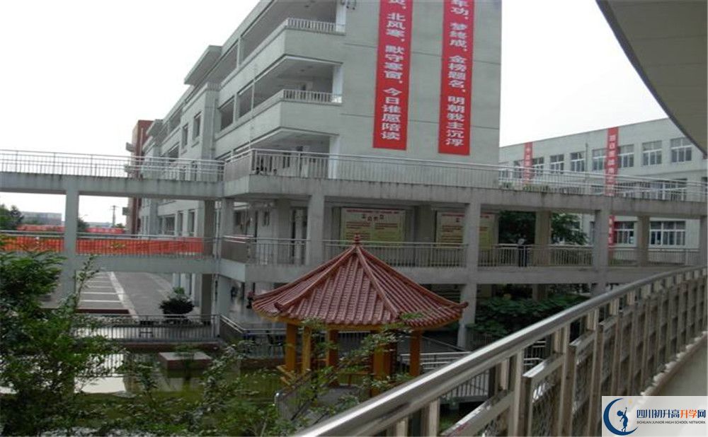 中考成都市龍泉中學(xué)的招生分?jǐn)?shù)線是多少？