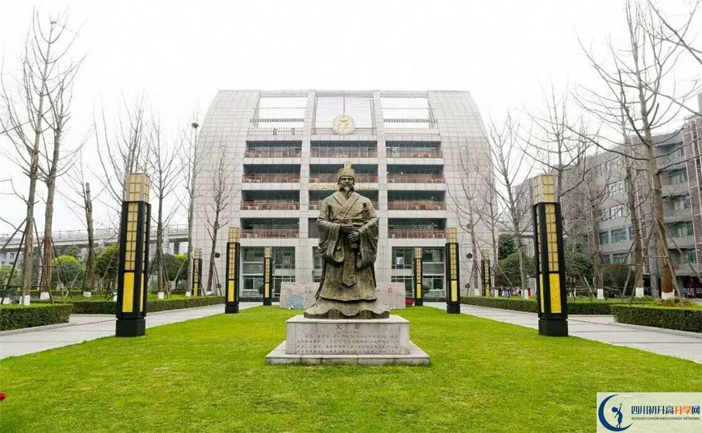 北大附中成都新津為明學(xué)校一年的學(xué)費是多少？