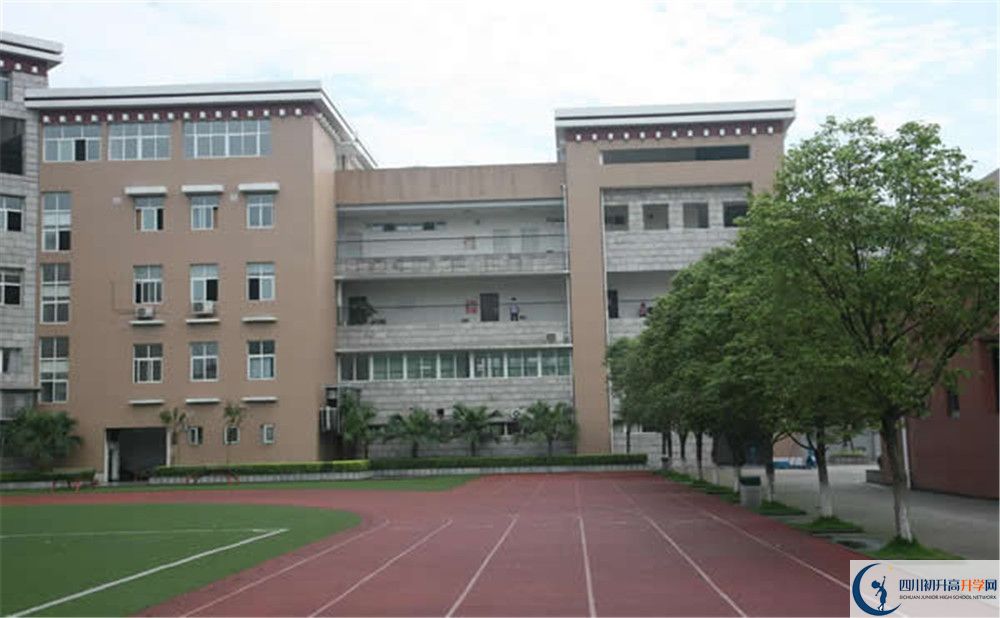 成都西藏中學(xué)一學(xué)期的學(xué)費(fèi)是多少？