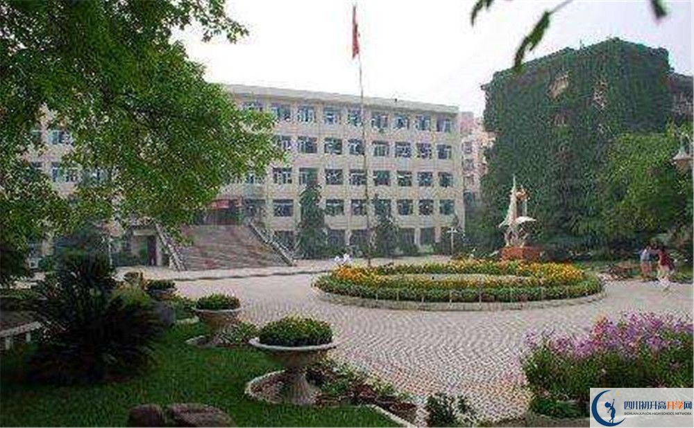 簡陽中學(xué)一學(xué)期的學(xué)費(fèi)是多少？