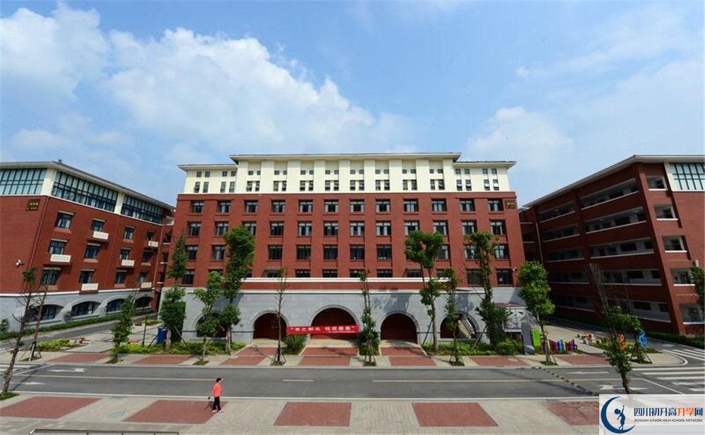 新都一中一學(xué)期的學(xué)費是多少？