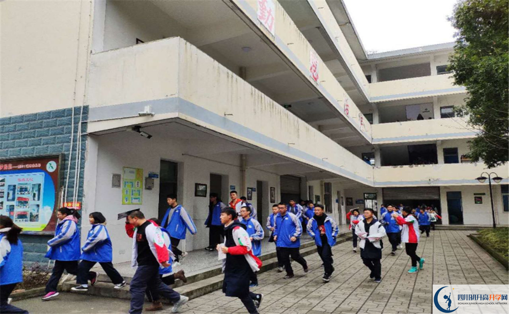 樹德懷遠中學(xué)的高中住宿好不好？